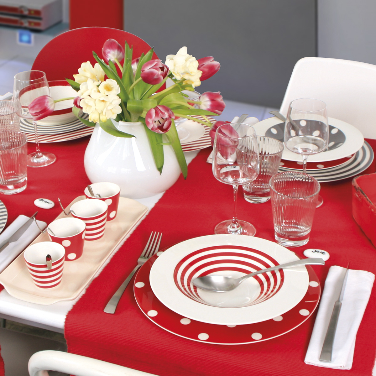 Assiettes En Porcelaine Rouge Pour Table Contemporaine - Bruno Evrard